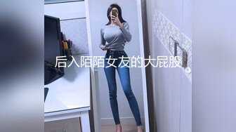 约两个巨乳妹子玩嗨了就顺便裸泳一下