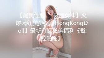 玩弄风骚小女友，对着镜子站在地上玩弄吃奶抠逼