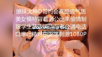  无毛肥逼妹子黑色网袜假屌自慰啪啪，抬起双腿猛操上位骑乘