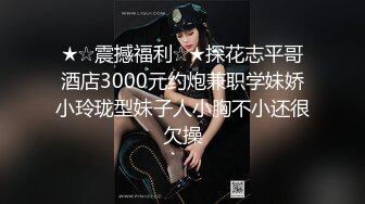 颜值不错妹子开裆牛仔裤诱惑给炮友口交，跳蛋塞逼车内掰穴特写非常粉嫩