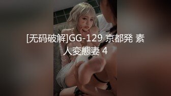 她尽可能地张开双腿，这样你就可以真正看到她将如何取悦她粉红色、湿漉漉的阴户。