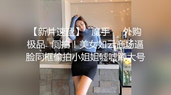 性感美女穿着睡衣吃泡面不小心走光露点