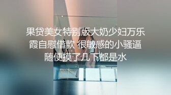 在酒吧就亲的死去活来 受不了了跑厕所输出 现在好了所有人在厕所门口看你们表演